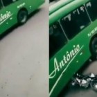 Acidente surpreendente entre uma moto e um ônibus