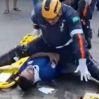VÍDEO: Socorrista do SAMU escorrega e cai em cima de acidentado