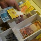 Brasileiros usam cada vez menos dinheiro em espécie