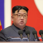 Kim Jong-un é flagrado com celular moderno durante teste de míssil