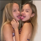 Irmãs novinhas se beijando e mostrando o cuzinho