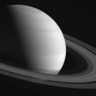 Anéis de Saturno podem ter surgido de colisão entre luas