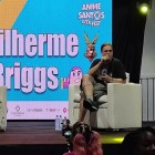 Dublador Guilherme Briggs bate um papo com o público no Anime Santos Geek Fest 2023