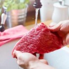 Lavar carne na pia pode causar intoxicação alimentar