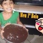 Criança de 4 anos fazendo bolo de chocolate rápido e fácil