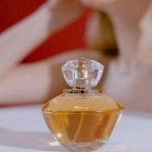 Perfumes dos anos 90 para mulheres que ainda estão na moda