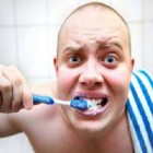 5 erros que a maioria das pessoas comete ao escovar os dentes