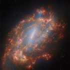 Visão infravermelha do telescópio James Webb revela esqueleto de galáxia espiral