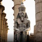 Arqueólogos desenterram estátua enorme de rei Ramsés II no Egito