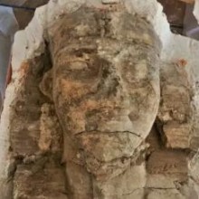 Duas estátuas colossais da esfinge descobertas dentro de antigo templo egípcio