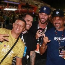 Ex-mendigo curte Carnaval em camarote da Sapucaí e é tietado por famosos