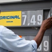 Preço da gasolina tem aumento pela 4ª semana consecutiva e Bolsonaro ataca a Petrobras