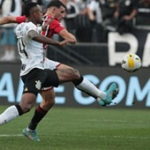 Corinthians empata com o São Paulo e mantém a liderança do Brasileirão 2022