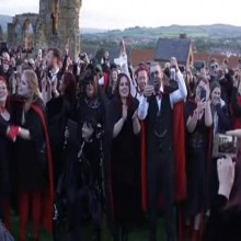 1369 pessoas fantasiadas de vampiros batem o recorde mundial na Inglaterra