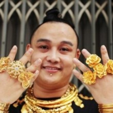 Golden Boy - Homem anda diariamente com vários quilos de joias de ouro em seu corpo
