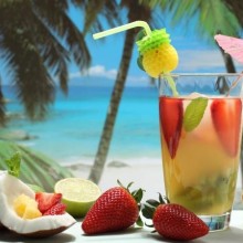 Aprenda a fazer 3 drinks detox com água de coco