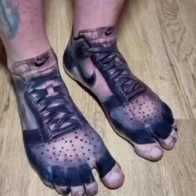 Homem tem um par de tênis favorito tatuado permanentemente nos pés