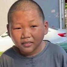 Homem de 27 anos na China não consegue emprego por causa de sua aparência infantil