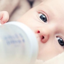Como alimentar e cuidar do bebê com fenilcetonúria