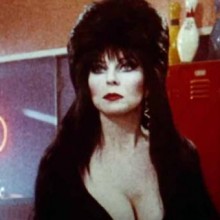 Aos 71 anos, atriz do filme ‘Elvira: A Rainha das Trevas’ ainda impressiona com beleza