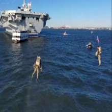 Militares da Marinha Real sobrevoam o porto de Nova York