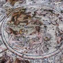 Mosaico de 1.600 anos de Hércules e 40 amantes de Netuno desenterrado na Síria