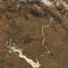 Rio dourado de resíduos tóxicos do desastre de mineração sul-africano visível do espaço