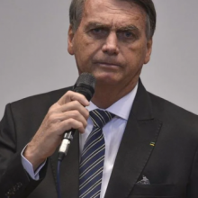 Bolsonaro admite preocupação com prisão, mas confirma volta em março