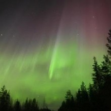 Aurora boreal colore o céu da cidade oficial do Papai Noel, na Finlândia