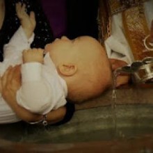 Padre batiza bebê com ácido após confundir líquido com água