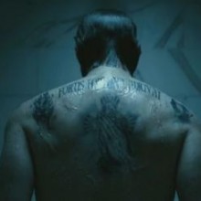 Qual é o significado da frase da tatuagem nas costas de Keanu Reeves em ‘John Wick 4'?