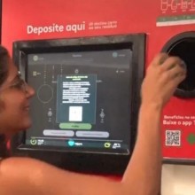 Máquina troca lixo por dinheiro no Brasil