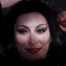Atriz que interpretou Morticia Addams em ‘A Família Addams’, reaparece aos 71 anos
