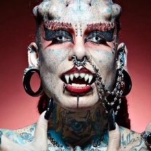 Mulher 'vampiro' aparece de biquíni e viraliza na web