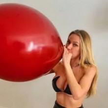 Conheça o fetiche por balões que faz modelo faturar R$ 140 mil por mês