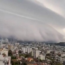 Vídeo: Nuvem “engole” Caxias do Sul, e dia vira noite