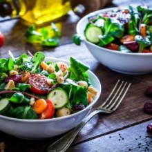 4 receitas de saladas de verão saudáveis, refrescantes