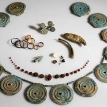 Joias da Idade do Bronze descobertas com detector de metais em campo de cenouras
