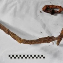 Homem desenterra espada de 1.000 anos das Cruzadas Suecas em seu quintal na Finlândia