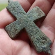 Relicário raro em forma de cruz descoberto na casa de um cavaleiro medieval na Polônia