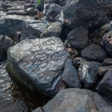 Ruínas de forte e gravuras rupestres encontradas após seca do Rio Solimões