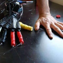 Mão robótica tem ossos e tendões “mais humanos” graças a novo método de impressão 3D