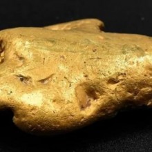 A maior pepita de ouro já encontrada na Inglaterra é descoberta com um detector de metais