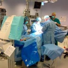 Cirurgiões removem coco verde de 9 cm do ânus de homem