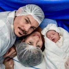 Bebê nasce com órgãos expostos e sobrevive com auxílio de filme PVC