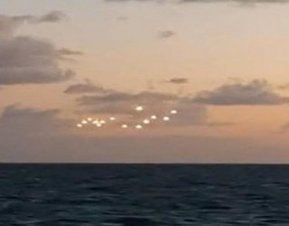 Homem filma várias luzes brilhantes no meio do oceano nos EUA
