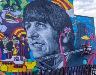 Mural gigante de Ringo Starr fica pronto em Liverpool