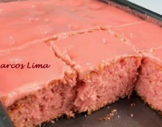 Receita de bolo de morango com gelatina, experimente!