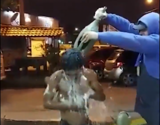 Frentista dá banho em morador de rua e vídeo comove os internautas da web
