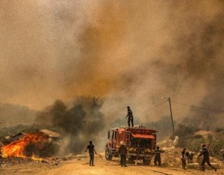 Bombeiros de Marrocos combatem incêndios enquanto aldeões fogem
